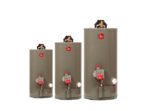 Tres calentadores de agua de color gris de la marca Rheem, uno al lado del otro, en distintos tamaños
