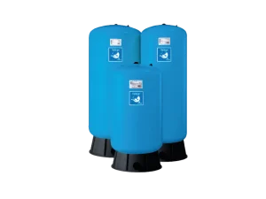 Tres tanques hidroneumáticos marca challenger con forma ovalada de color celeste con una base de color negro.